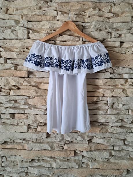 Biely top s vyšívanými kvetmi, 