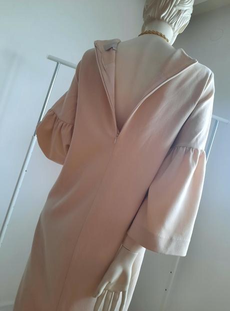 Sofistikované šaty, s