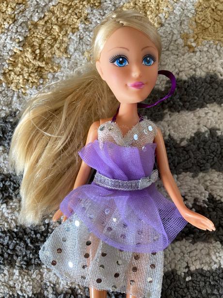 Blond bábika v čižmách, 