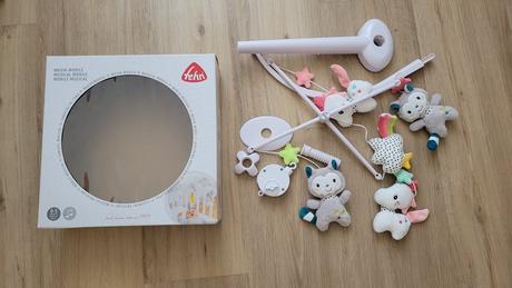 Hrací kolotoč aiko & yuki značky baby fehn, 