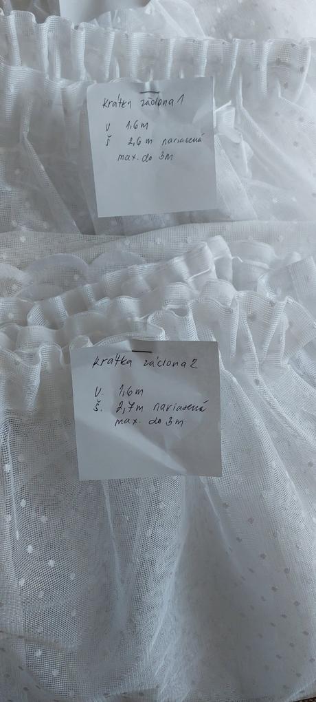 Snehobiele zaclony bodkovane s riasiacou paskou,