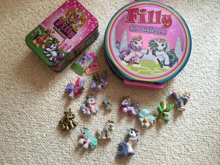 Koník filly ,krabička a kufrík 14 ks,