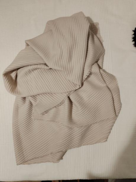 Plisovany béžový šál, orsay
