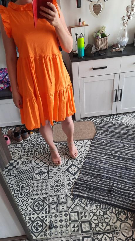 Oranžové šaty, 