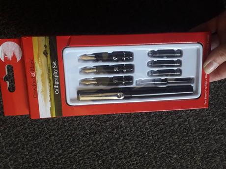 Kaligrafia fantasy vintage perá, 