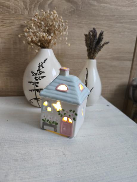 Krásna dekorácia domček svieti,