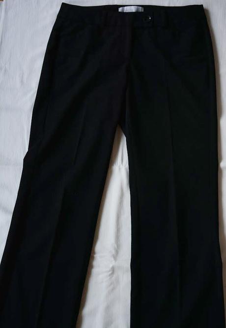 Čierny kvalitný kostým vo výbornom stave, s.oliver,36