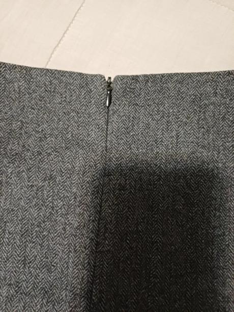 Kvalitná s trendy vlnená sukňa č.m/l, m