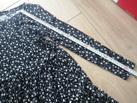 Šaty s drobnými kvietkami čiernobiele, fishbone,xs