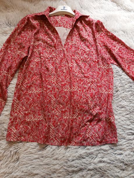 Červená blúzka so vzorom, 