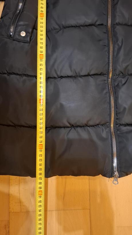 Cierna zimna bunda s mohutnou kozusinou, s