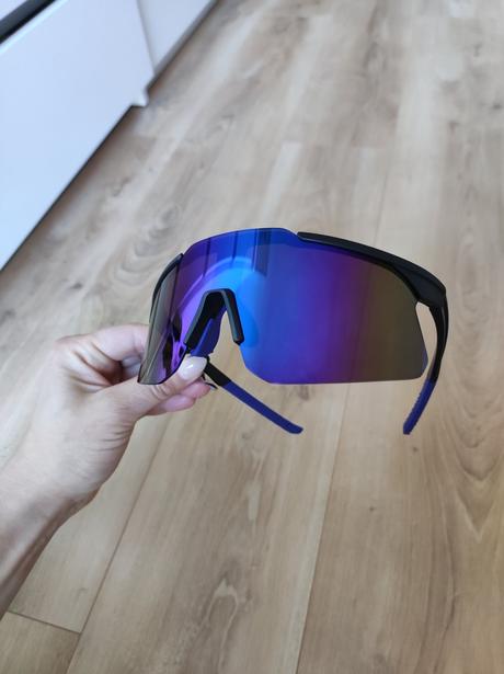 Športové slnečné okuliare,