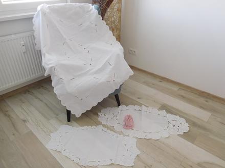 Obrus biely vyšívaný na stroji/menšie ručne vyšité, 