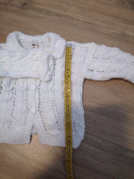 Biely strikovany svetrik, 68