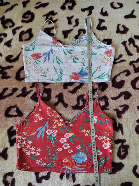 Cerveny a biely kvetinovy kratky top je velkost m,, calliope,m