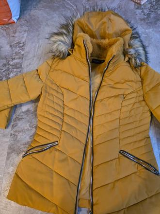 Žltá vetrovka 38, reserved,38