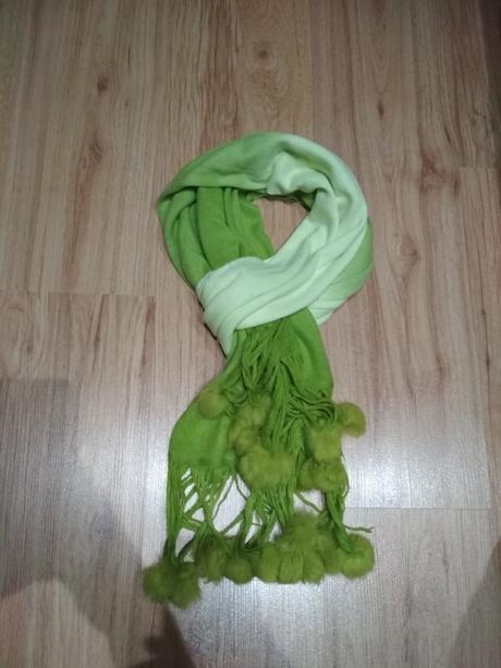 Duhovo-zeleny šál s brmbolcami, l