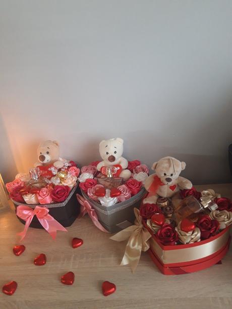 Boxíky plné saténových ruží, 