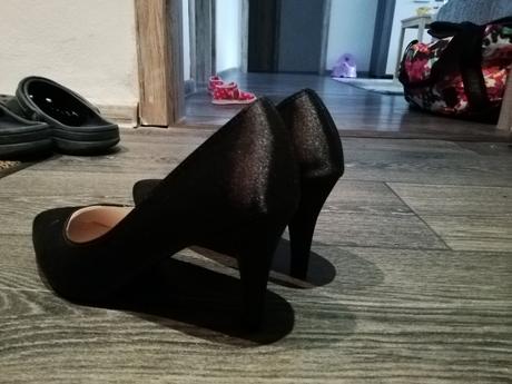 Len raz obuté saténové lodičky, 36