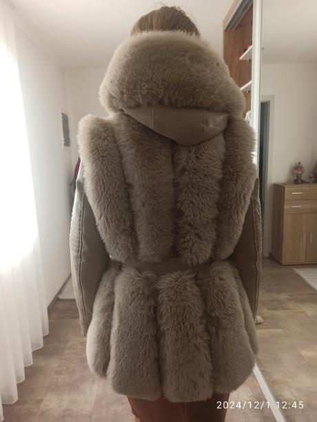Krásna bunda s kožušinkou zn. mochy, 38