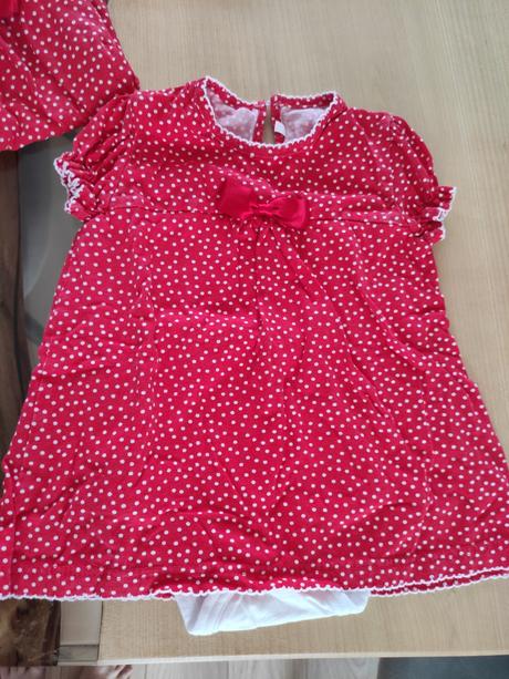 Červené šaty s bielymi bodkami, richelieu,74