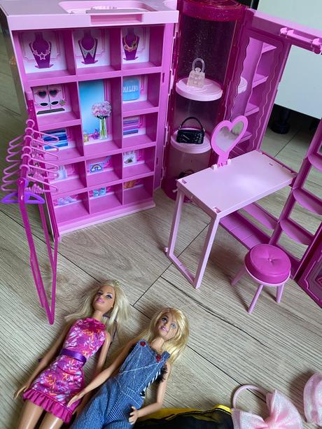 Barbie rozkladacia skrina s barbie a doplnkami,