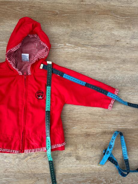 Červená bundička borti, 74