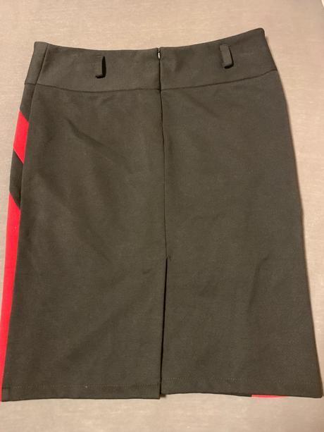 Cierna sukna s cervenym, xl