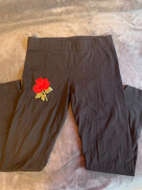 Čierne legíny s ružou, m