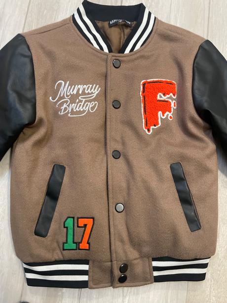 Baseballová bunda, 140