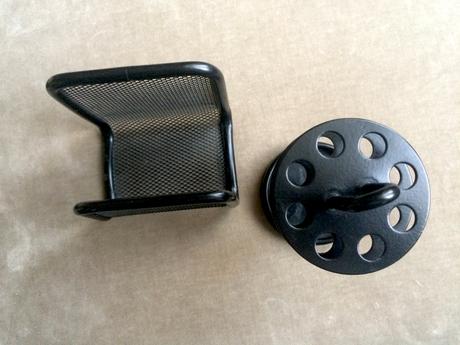 Kovový držiak na perá a dokumenty, 