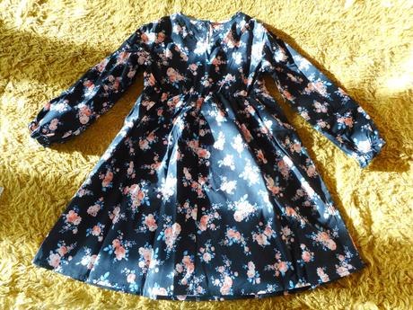 Dievčenské šaty s kvetinkami, 134