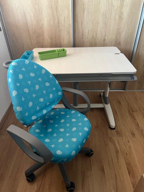 Rastúci stôl a stolička,