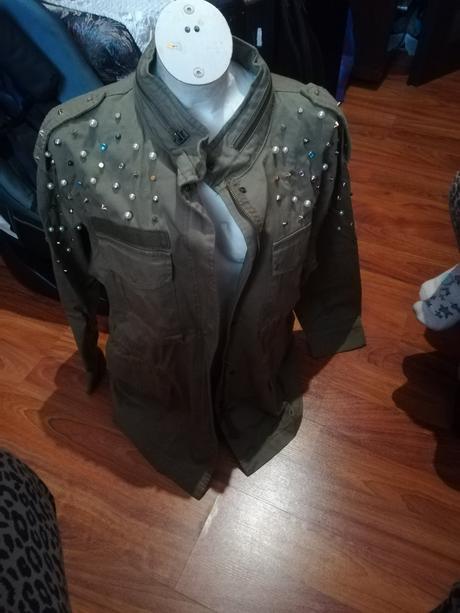 Kabatik olivovozelený s korálikmi, bershka,l