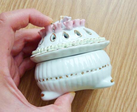 Dekoračná keramická dózička, oválna,