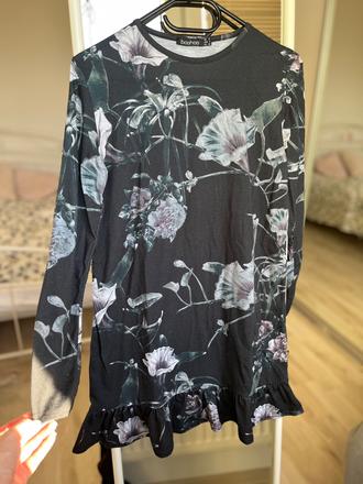 Boohoo čierne šaty s kvetmi, s