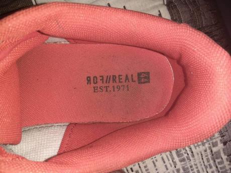 Červené tenisky, 43