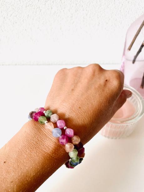 Nahrdelnik z farebnych koralok, 