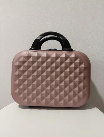 Kufor na kozmetiku, sinsay