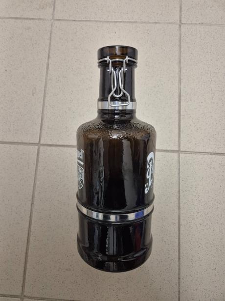 Fľaša sklená pilsner urquel 2l s kovovým uchom, 