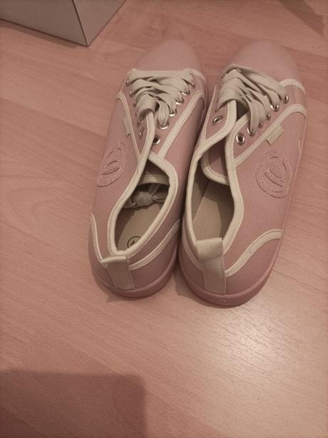 Tenisky už aj s poštou, 41