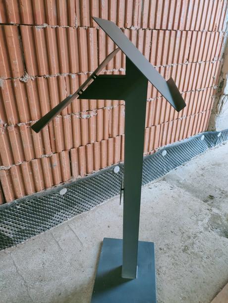 Kovový rečnícky, prednáškový pult,