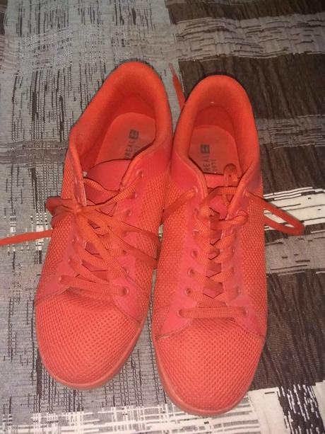 Červené tenisky, 43