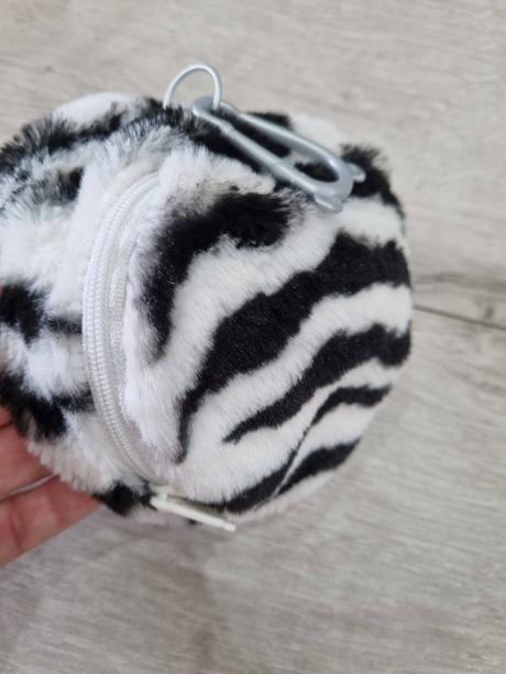 Huňatá kapsička zebra s karabínou, 