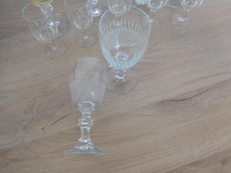 Sklenené poháre na nožičke, 