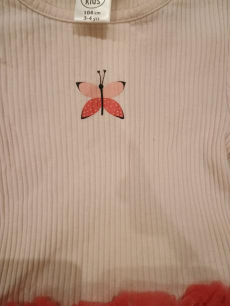Predám dievčenské šaty, 104
