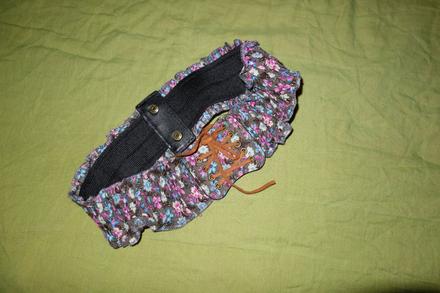 Hruby opasok so snurovackou, 