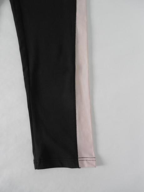 Čierne legíny s rúžovými pásmi po bokoch, s