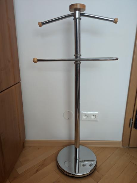 Nemý sluha - stojan na oblečenie, 