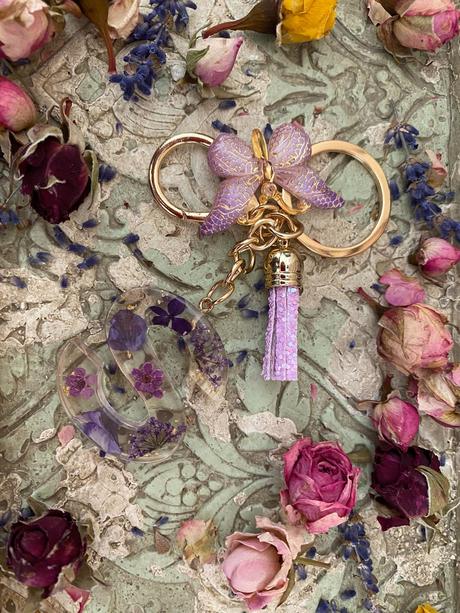 Ručne vyrobené živicové kľúčenky, 